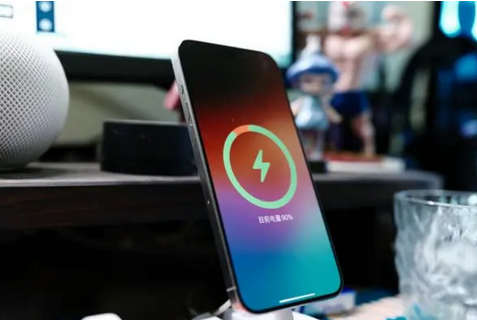 惠州苹果15换屏服务分享用什么充电器给iPhone15充电更好 